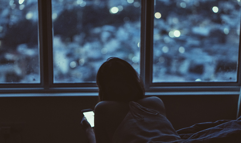 夜中に彼氏と電話する女性：夜中の電話の男性心理